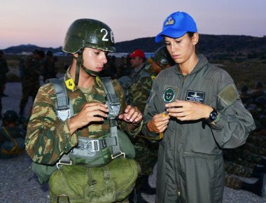 ΓΕΣ: Εκπαίδευση Ευελπίδων και Σπουδαστών ΣΜΥ στην Σχολή Αλεξιπτωτιστών (φωτό)